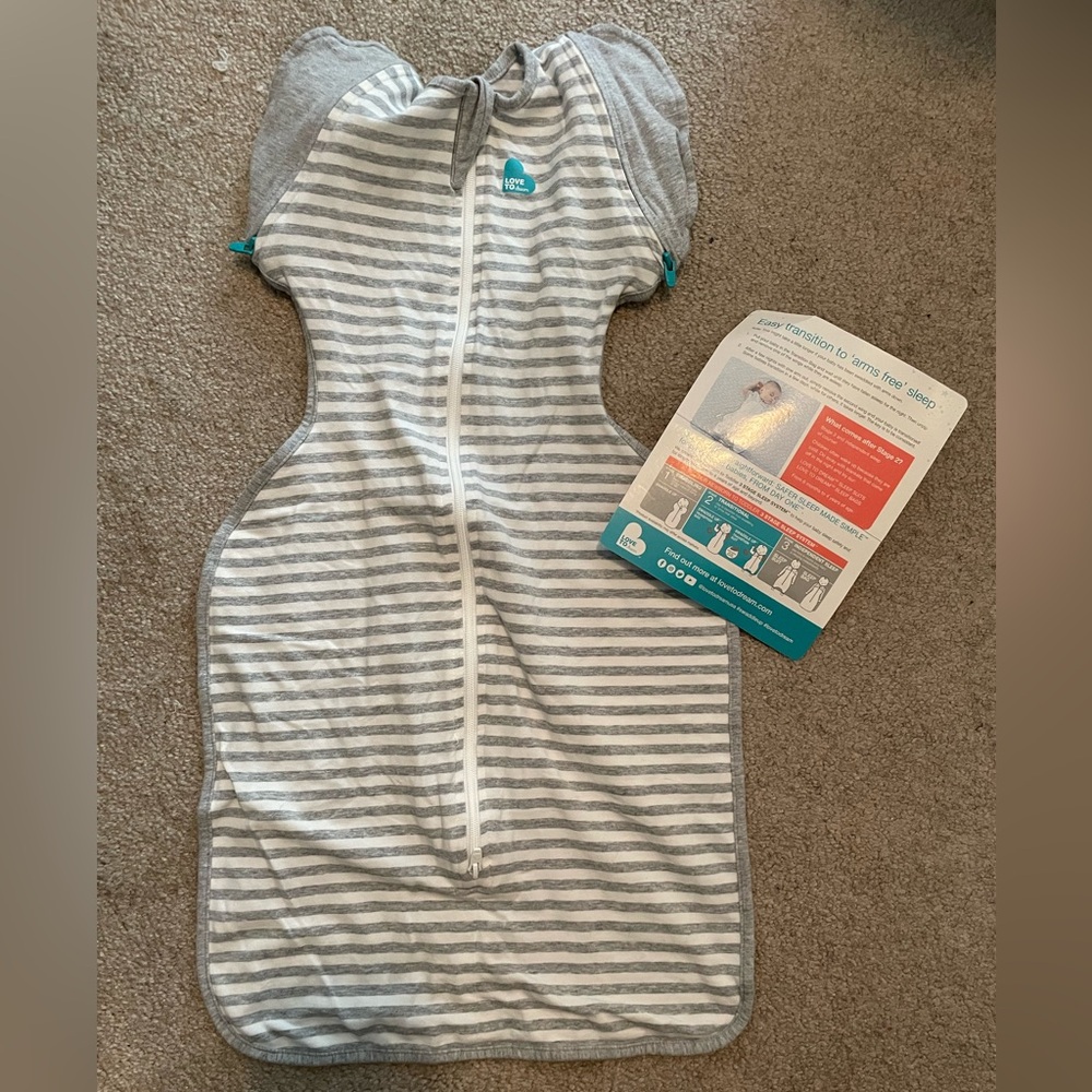 Love to Dream Gray and White Swaddle size M (13-19lbs)